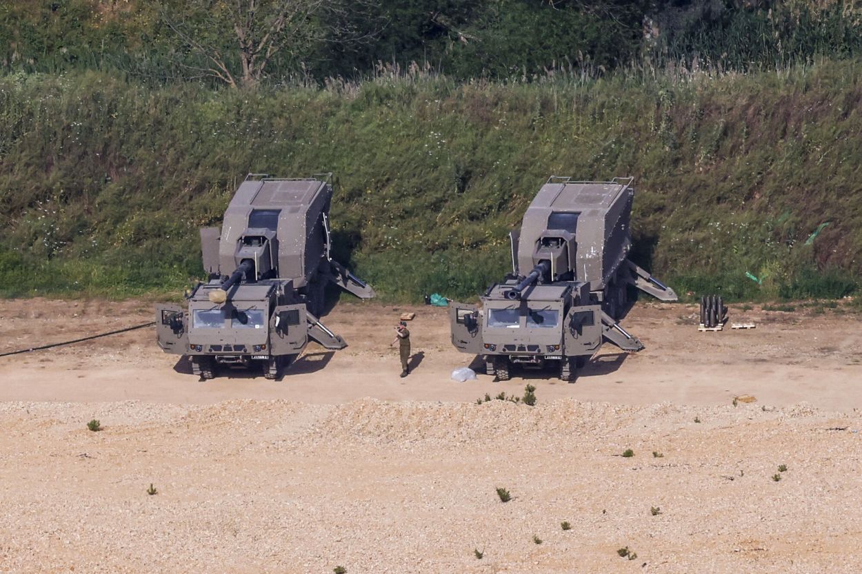 ARTILLERÍA. Soldados israelíes junto a vehículos blindados en Alta Galilea.