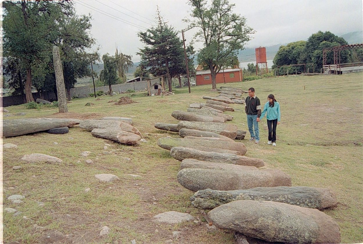 Recuerdos fotográficos: 2002. Los menhires vuelven a La Sala y a los sitios originales