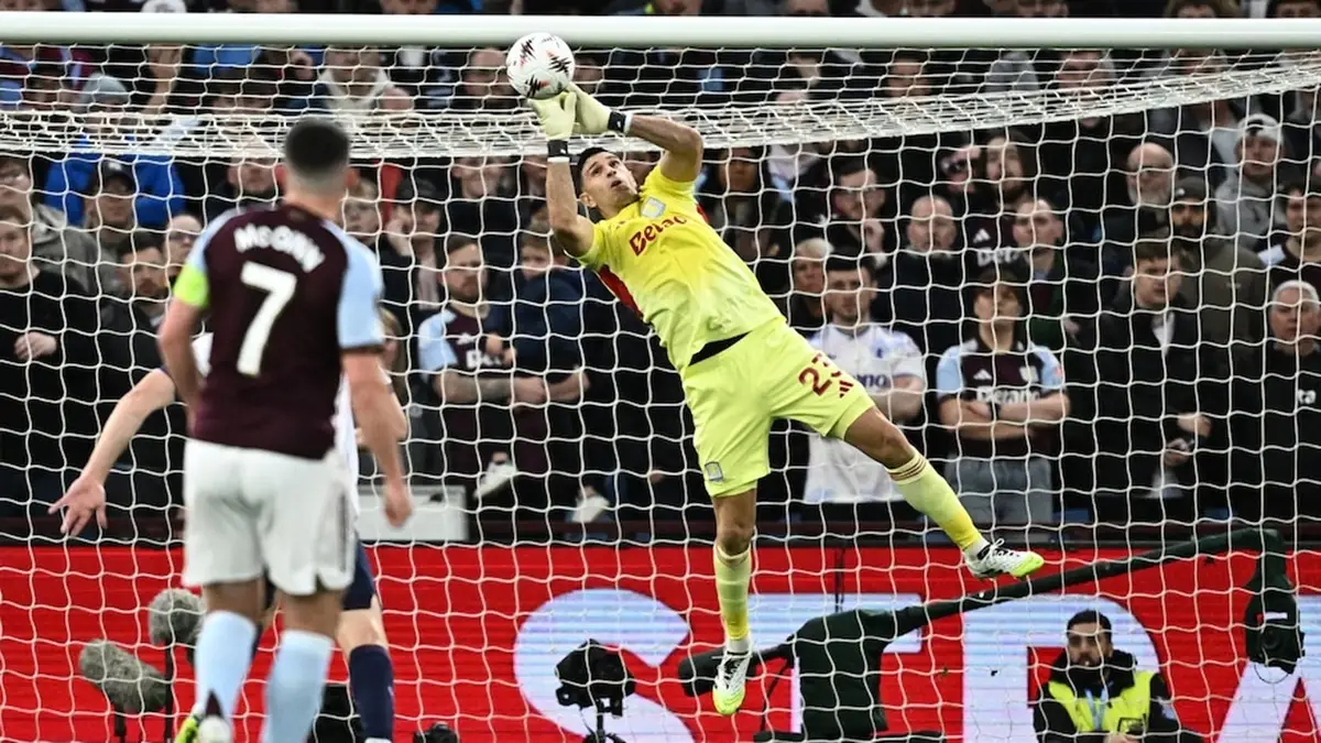 Con dos atajadas decisivas, Dibu Martínez empujó al Aston Villa a las semifinales de la Europa League