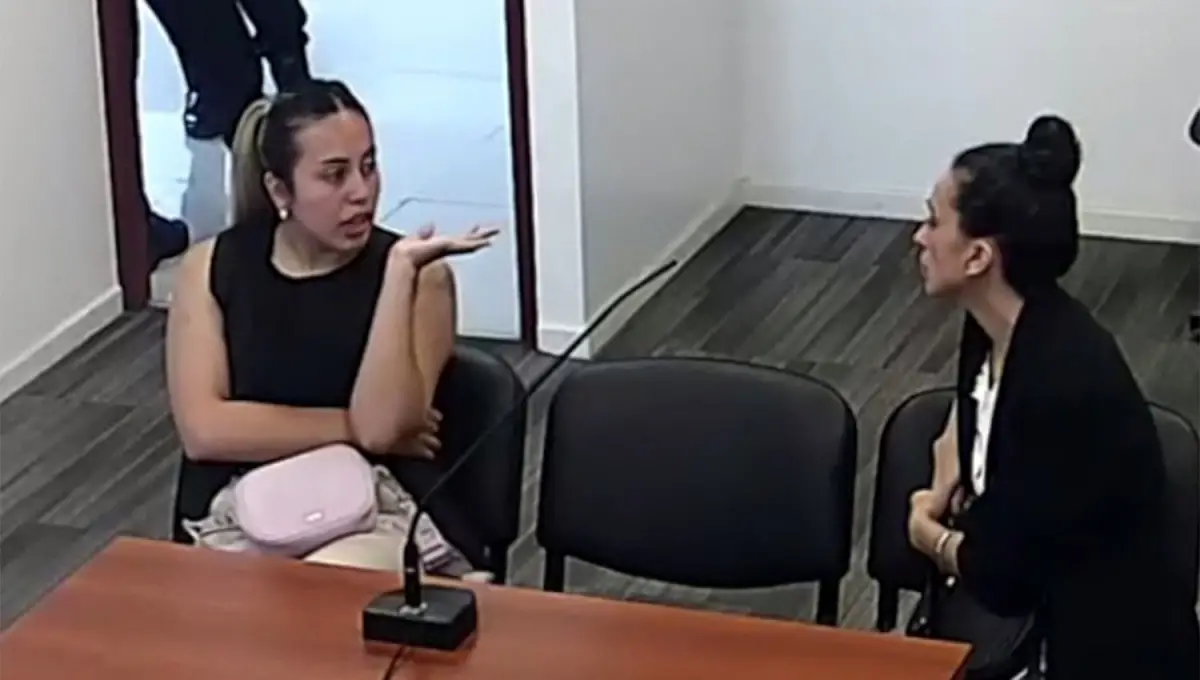 ACUSADAS. Florencia Ortiz (izquierda) dialoga con su hermana Carolina en un cuarto intermedio.