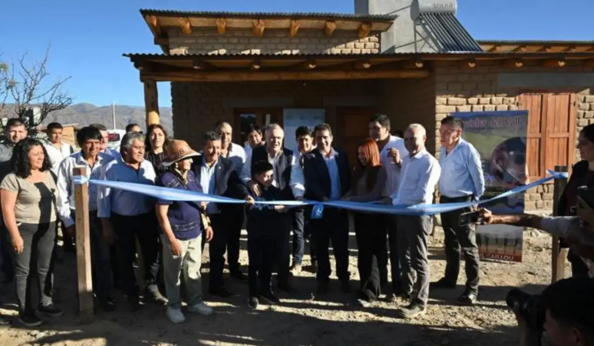 Osvaldo Jaldo entregó 24 viviendas en Amaicha del Valle