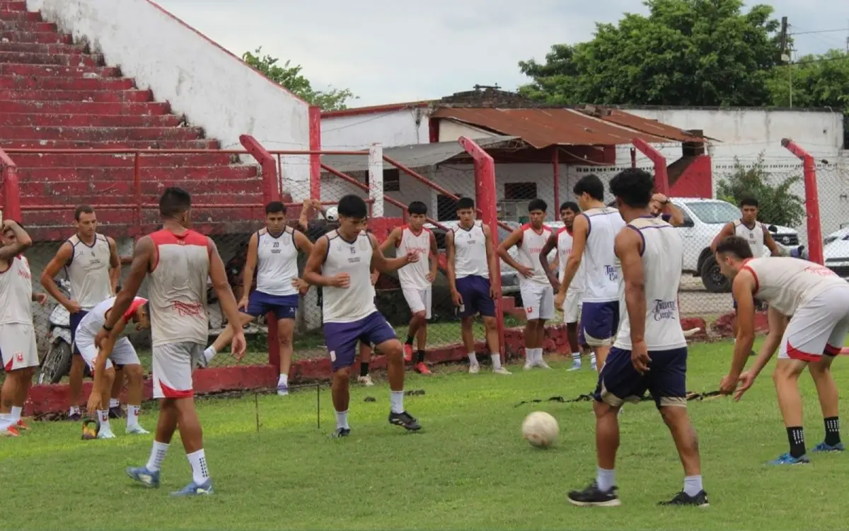 PARADA DE RIESGO. El entrenador Walter Arrieta define el equipo titular antes de viajar a Corrientes para enfrentar a Boca Unidos este domingo.