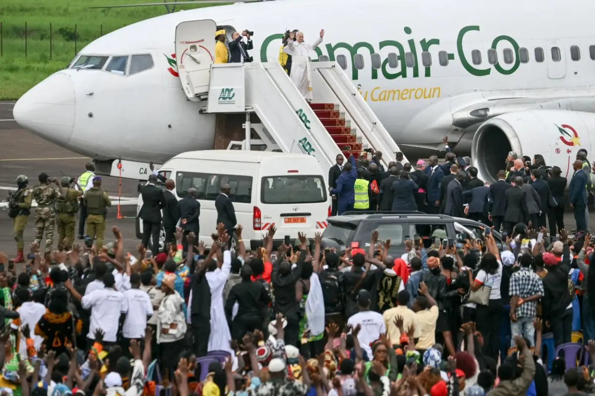 GIRA AFRICANA. El Papa se despide de los fieles, en Bamenda, Camerún.