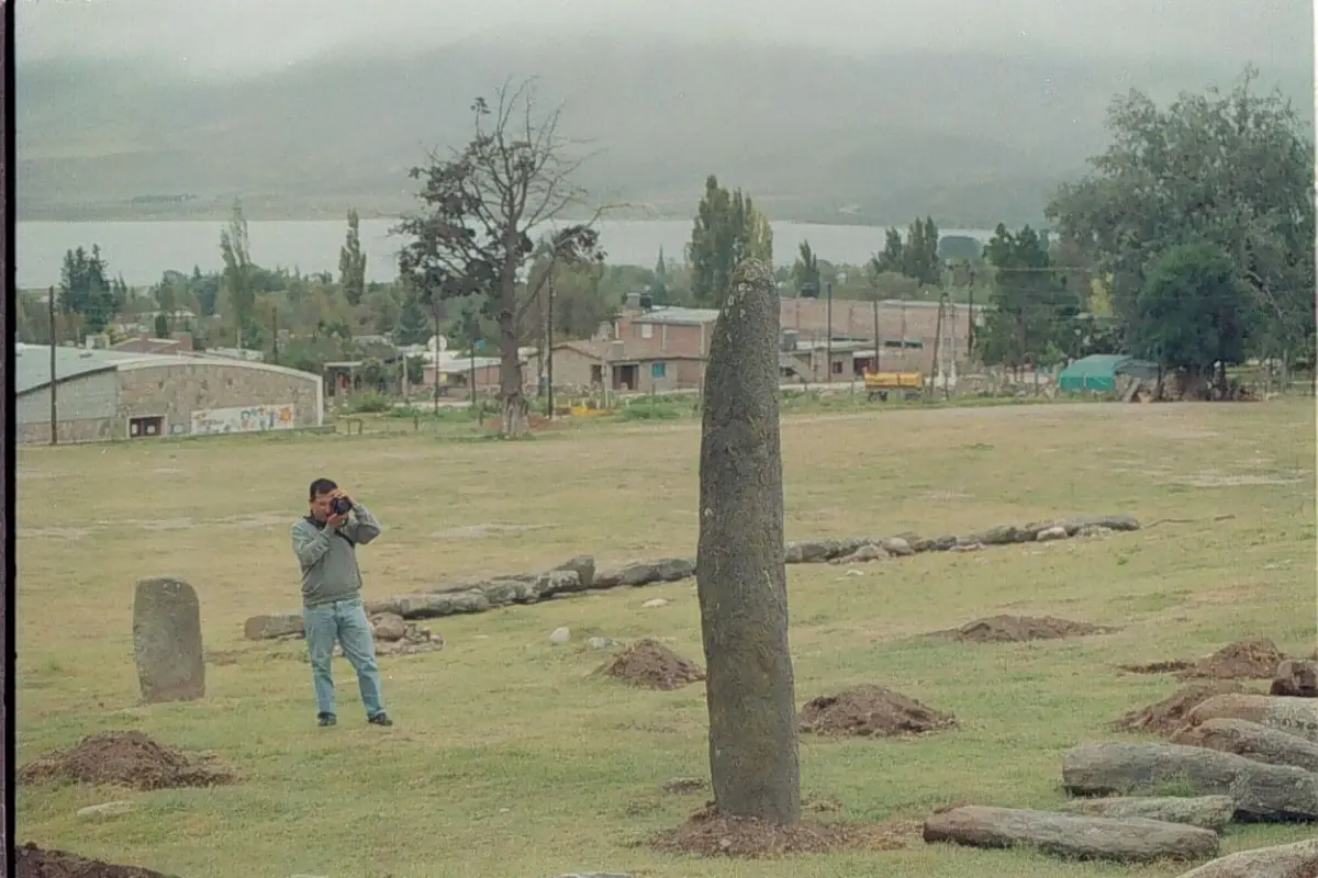 Recuerdos fotográficos: 2002. Los menhires vuelven a La Sala y a los sitios originales