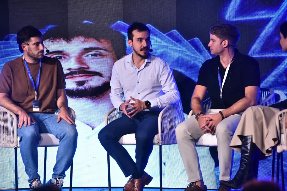 EXPOSITORES. Ishel Sosnitsky, Octavio Pfeiffer y Eliseo Cohen Imach durante la mesa panel que abrió la noche en Casa Lola. LA GACETA / FOTO DE OSVALDO RIPOLL