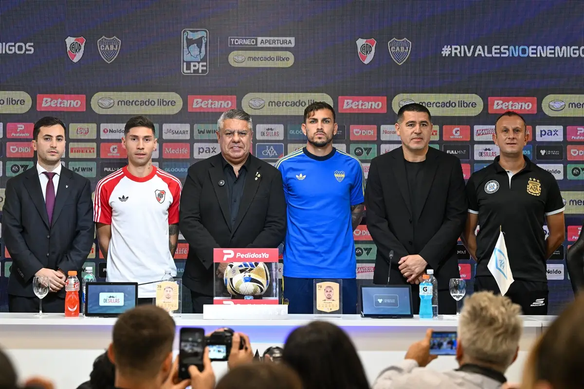 POSTAL. Stéfano Di Carlo y Gonzalo Montiel (River), Claudio Tapia, Leandro Paredes y Juan Román Riquelme (Boca) y Darío Herrera (árbitro), en la presentación oficial del Superclásico.