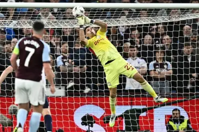 Con dos atajadas decisivas, Dibu Martínez empujó al Aston Villa a las semifinales de la Europa League