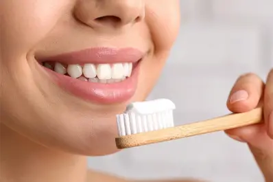 Cepillarse los dientes: ¿es mejor antes o después del desayuno, según expertos?