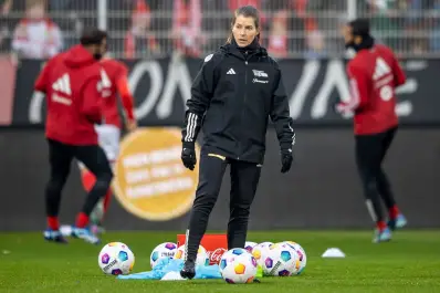 Marie-Louise Eta abrió una puerta inédita como DT y dejó al descubierto el lado más prejuicioso del fútbol