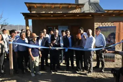 Osvaldo Jaldo entregó 24 viviendas en Amaicha del Valle
