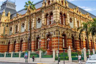 El tanque de agua más grande América se escondió en un Palacio falso: dónde se encuentra la lujosa fachada