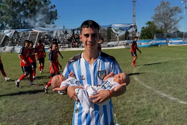 Trabaja como inspector de tránsito, juega en Marapa y acaba de ser padre de gemelos