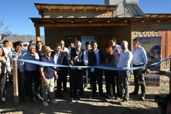 Osvaldo Jaldo entregó 24 viviendas en Amaicha del Valle