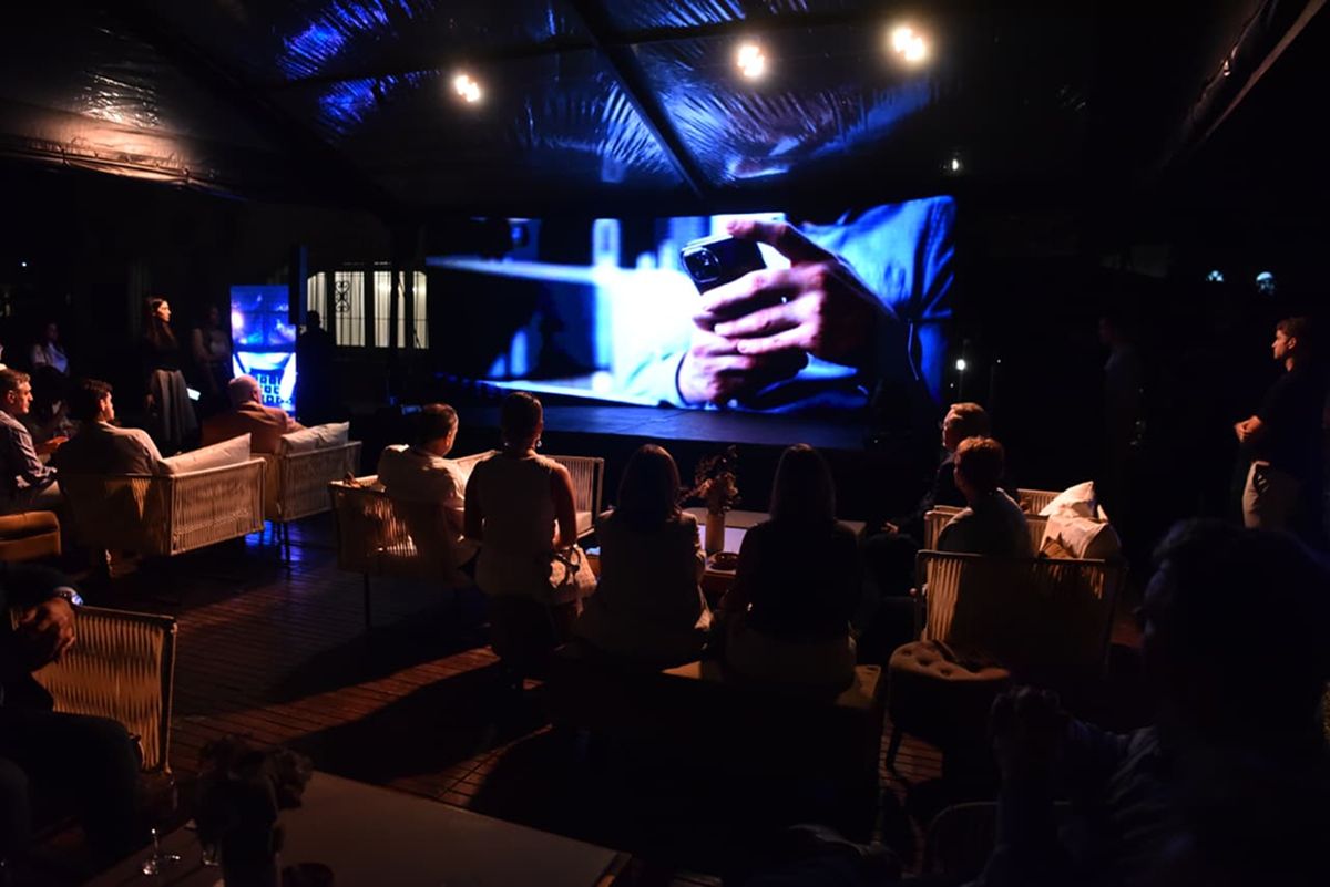 EL VIDEO DE PRESENTACIÓN. En una casona de Yerba Buena, entre sillones, cócteles y un público inquieto, la inteligencia artificial dejó de ser tendencia para volverse urgencia. / LA GACETA, OSVALDO RIPOLL