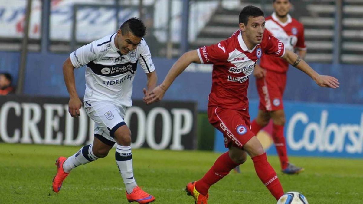 PROMESA DE LA PATERNAL. Ham traslada la pelota durante sus comienzos en Argentinos; el volante era reconocido como uno de los volantes con mayor proyección en el fútbol argentino.