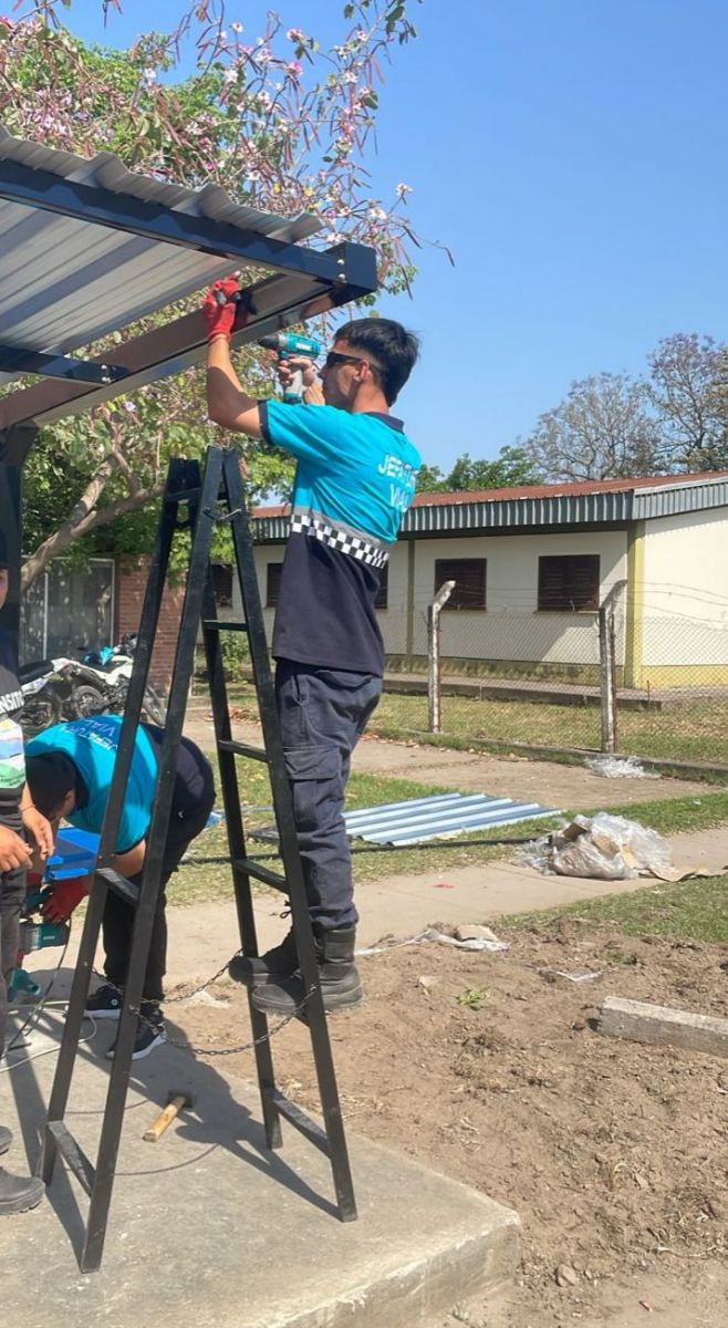 Trabaja como inspector de tránsito, juega en Marapa y acaba de ser padre de gemelos