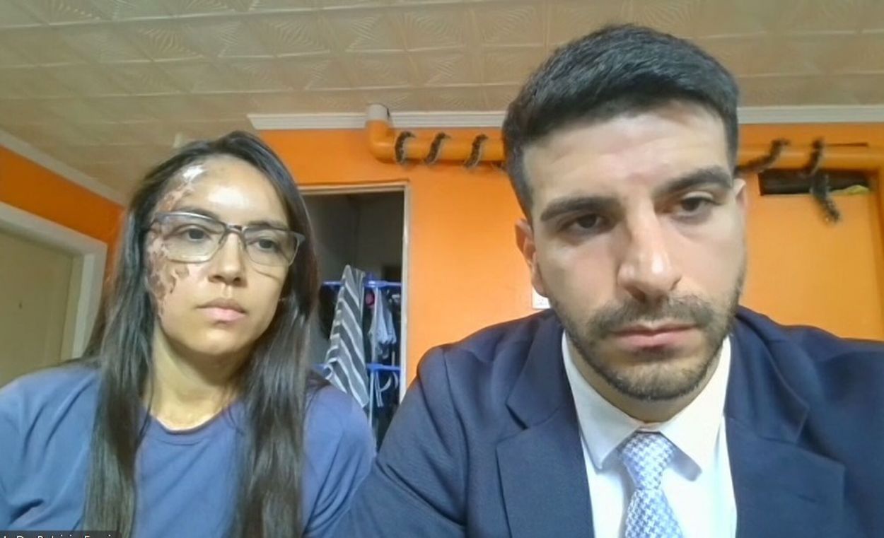 ATENTA. María Teresa Miranda junto a su defensor Patricio Fresia.