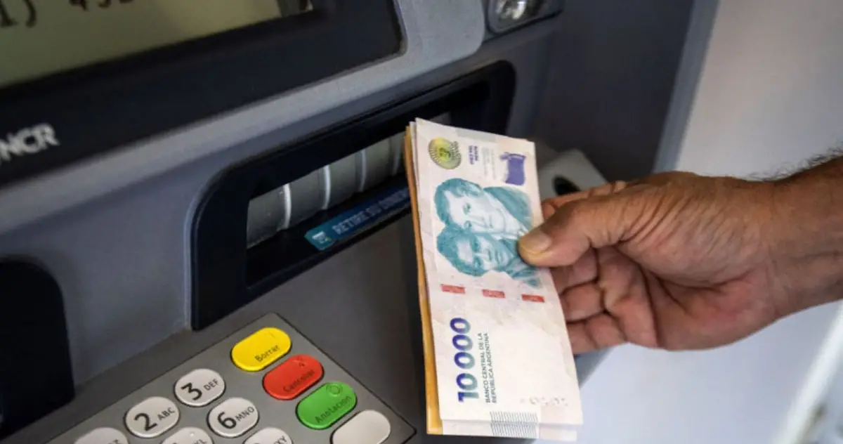 BOLSILLOS AGOBIADOS. El sueldo no le sigue el ritmo a los precios y crece el endeudamiento.