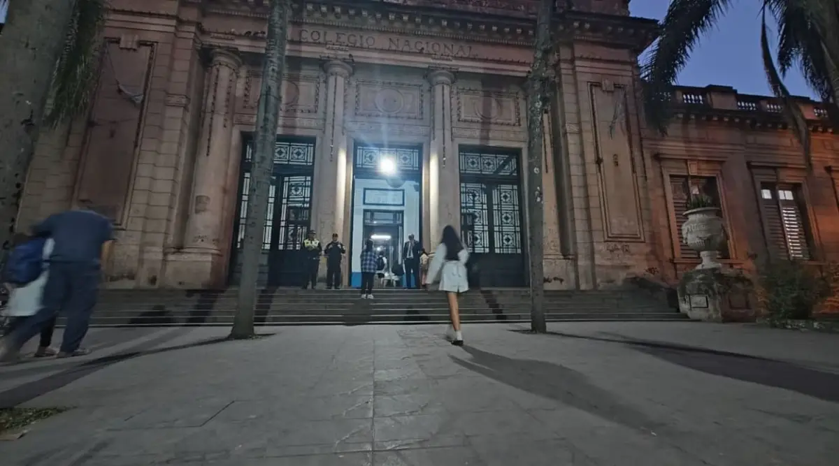 ALARMA. Al igual que varias instituciones secundarias, el Colegio Nacional amaneció con custodia policial. Las clases se desarrollaron con normalidad.