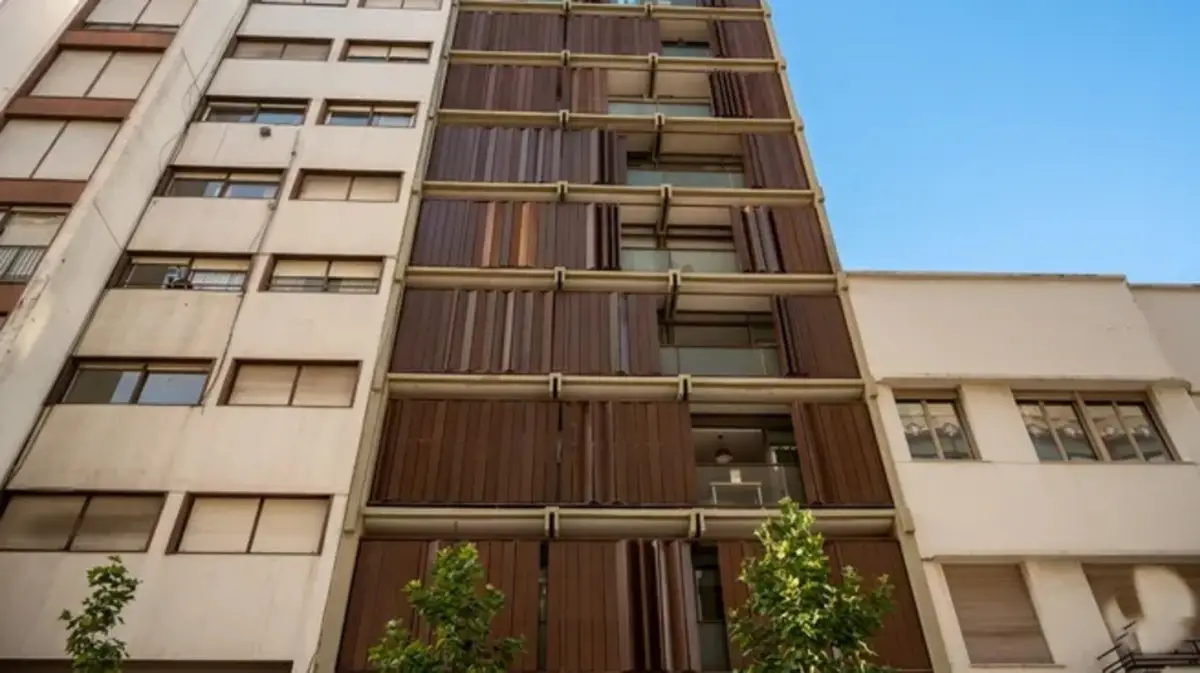 Manuel Adorni vende su departamento de La Plata: lo declaró a U$S800 y pide U$S95.000