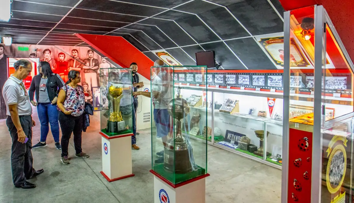 MÍSTICA. El interior del museo en La Paternal: un viaje por el tiempo entre camisetas históricas, carnets de socios y objetos que forjaron la identidad de Argentinos.