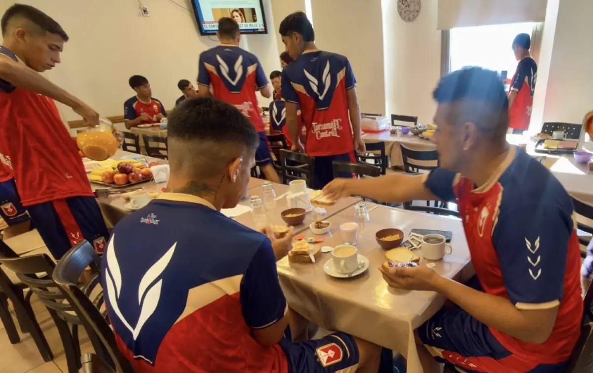 CONCENTRADOS. Los jugadores de Tucumán Central llegaron hoy a la mañana a Corrientes.