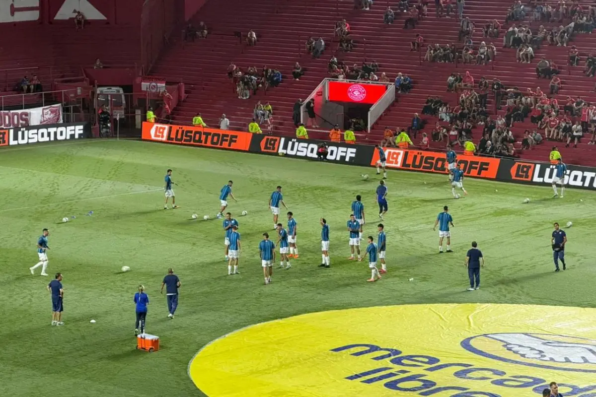 El Decano ya salió a hacer el precalentamiento en La Paternal