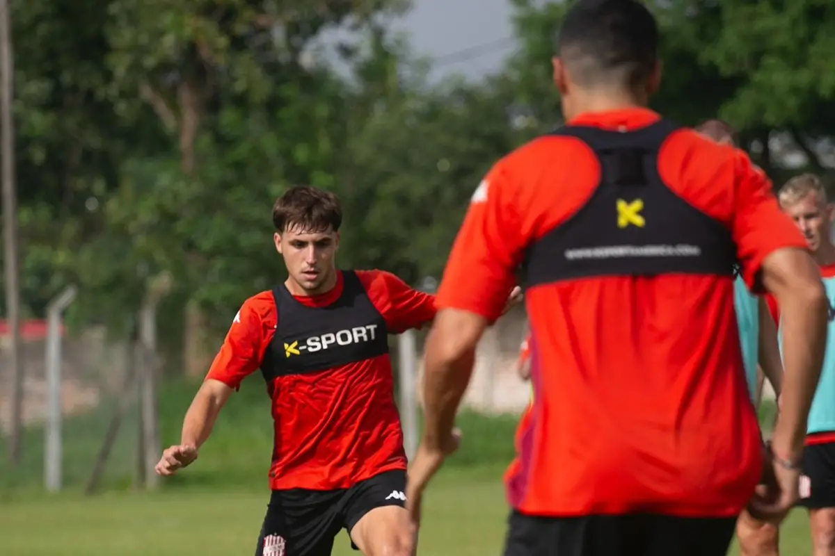 INTENSIDAD. Luca Arfaras controla la pelota durante la práctica en el complejo, mientras es seguido de cerca por Nicolás Castro en uno de los trabajos con pelota.