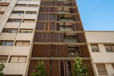 Manuel Adorni vende su departamento de La Plata: lo declaró a U$S800 y pide U$S95.000