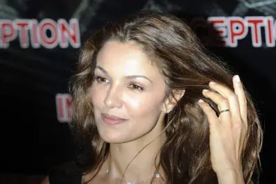 Quién era Nadia Farès, la estrella del cine francés que murió en una pileta de lujo