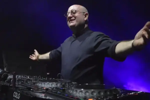 El cura DJ hizo vibrar Plaza de Mayo con un show multitudinario en homenaje al Papa Francisco