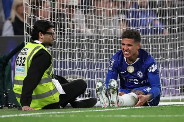 Enzo Fernández encendió las alarmas en Chelsea tras salir con molestias en la Premier League