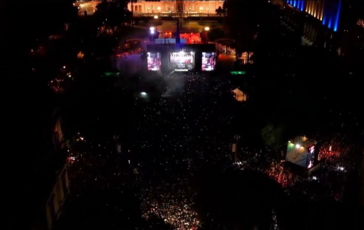 El cura DJ hizo vibrar Plaza de Mayo con un show multitudinario en homenaje al Papa Francisco