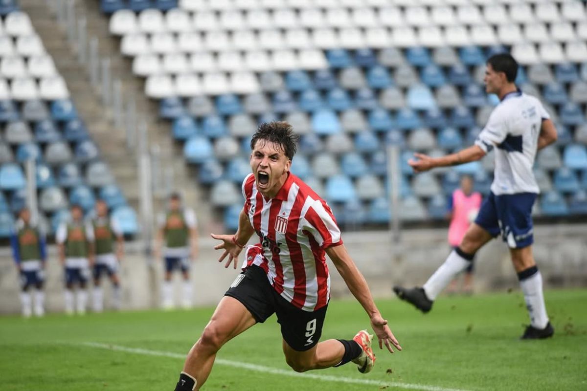 GRITO.  Arfaras celebra uno de sus goles en la Reserva de Estudiantes; ahora busca trasladar esa cuota de gol a San Martín.