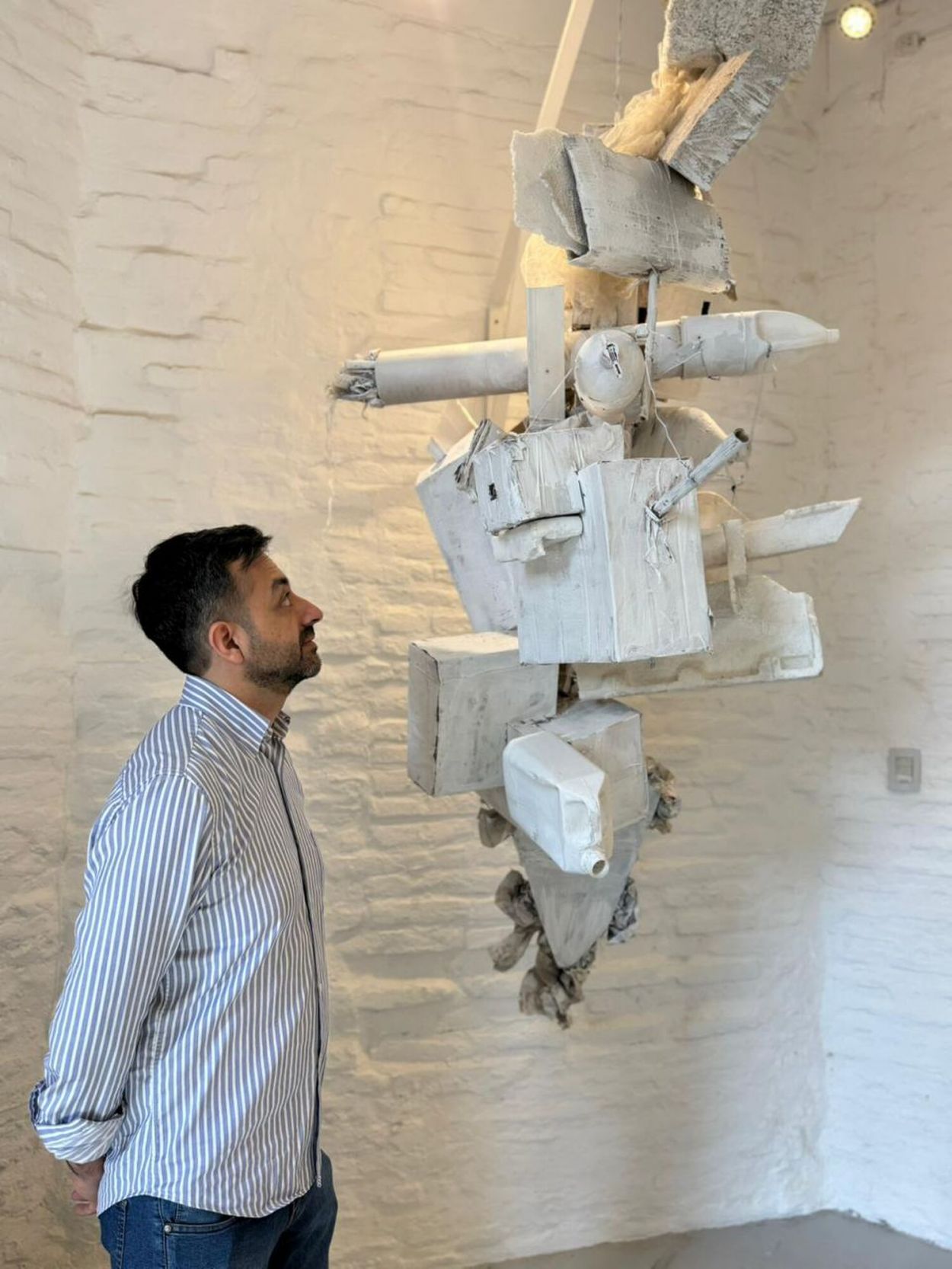 LA INSTALACIÓN. Es una estructura armada por Salvatierra con toda clase de desechos urbanos.