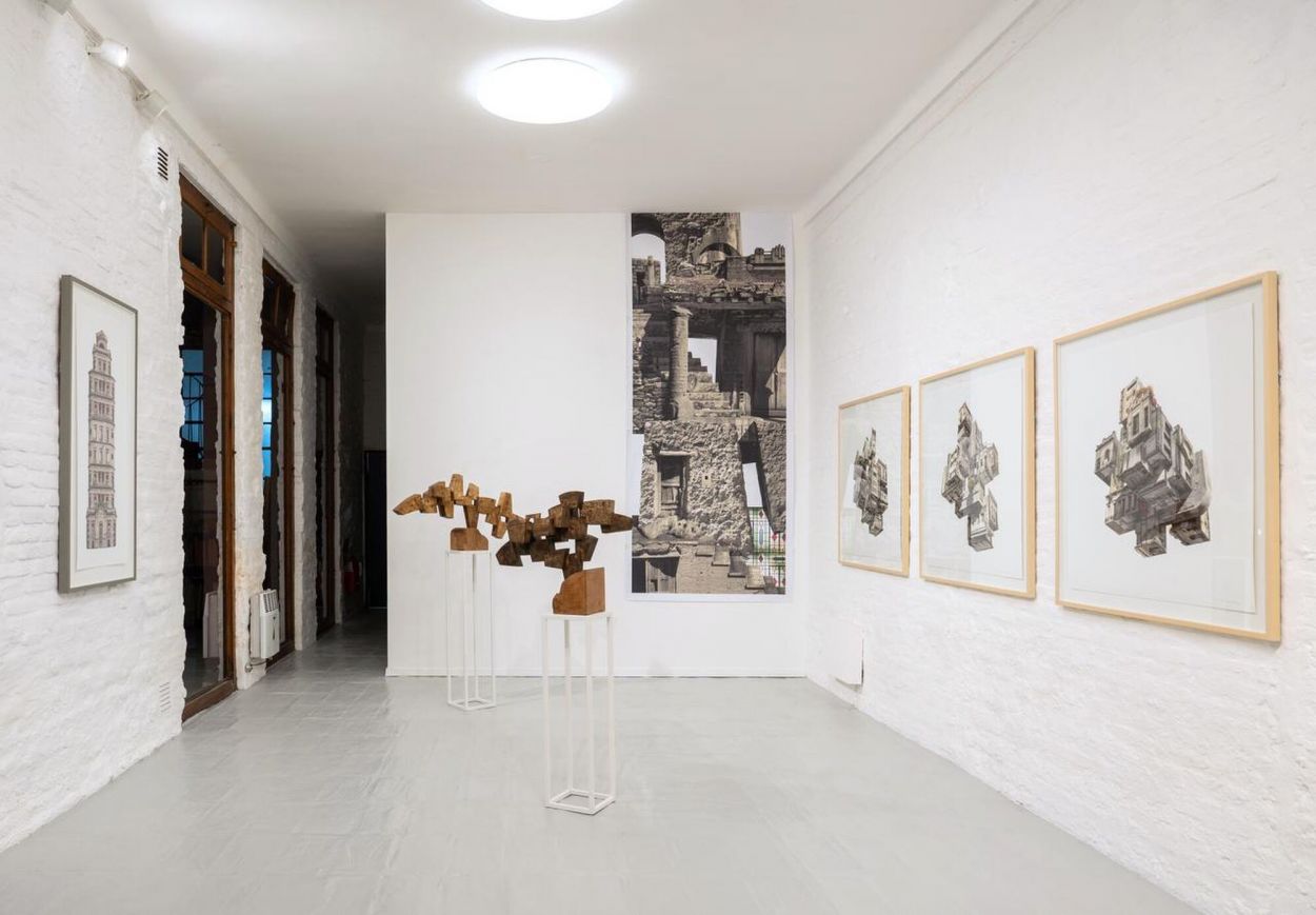 MONTAJE. Así luce la galería. La muestra permanecerá abierta hasta fines de mayo.