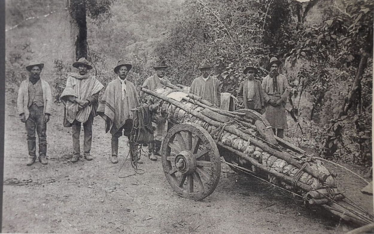 EL PRIMER TRASLADO DOCUMENTADO. En octubre de 1915 un grupo de baqueanos trasladó el menhir Ambrosetti desde El Mollar a la capital tucumana. Un mes duró la travesía.