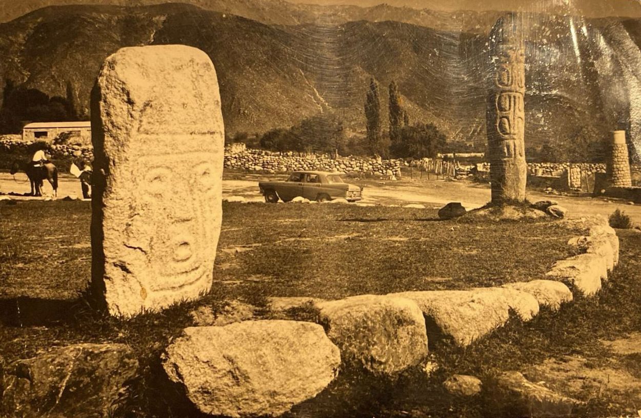 INTENTOS DE AGRUPARLOS EN LOS VALLES. En esta foto de 1971 se ve un grupo de megalitos instalados en un primer parque en la zona de El Mollar.