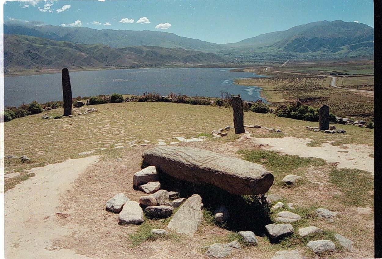 EL PARQUE INSTALADO EN 1977 EN LA DICTADURA. Estaba en lo alto de la loma de entrada al valle. El lugar tenía buena vista pero quedaron expuestos a la erosión y al vandalismo. Foto de 2002.
