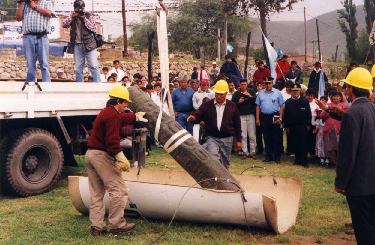 EL ÚLTIMO TRASLADO. El 22 de marzo de 2002 comenzaron a llevar las piedras desde la loma hasta el predio de La Sala. Cada extracción llevó una hora de trabajo. La tarea duró hasta abril de ese año.