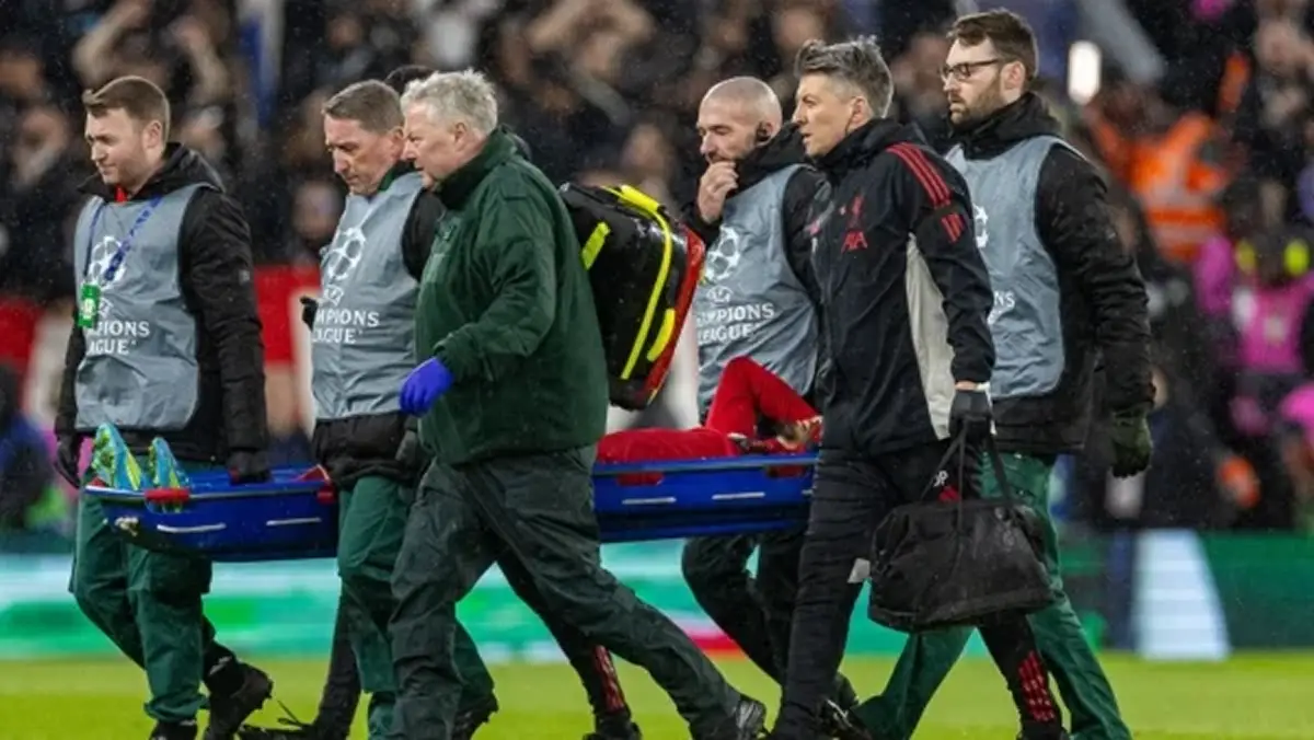 MOMENTO DOLOROSO. Ekitite se retira en camilla tras sufrir una lesión que lo deja afuera de la Copa del Mundo 2026.