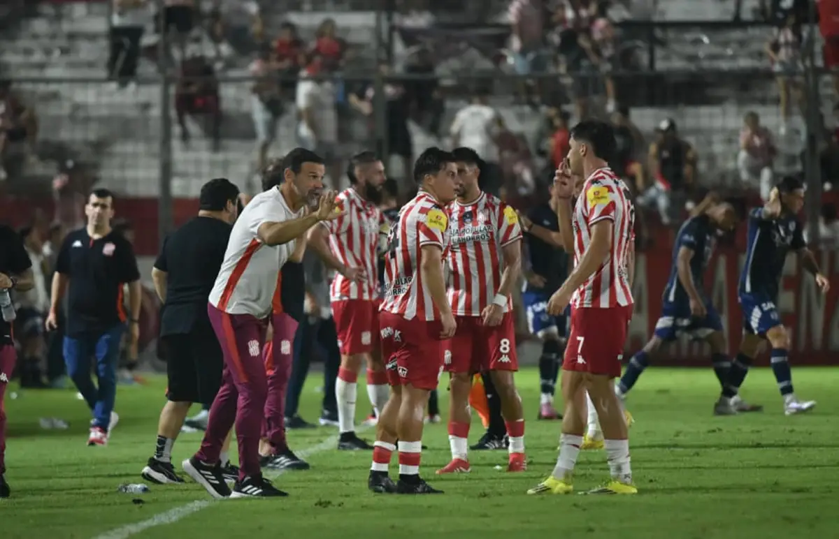 SIN RESPUESTAS. Yllana no paró un segundo de dar indicaciones. Sin embargo, el Santo no encontró cómo romper el cerrojo de Tristán Suárez.