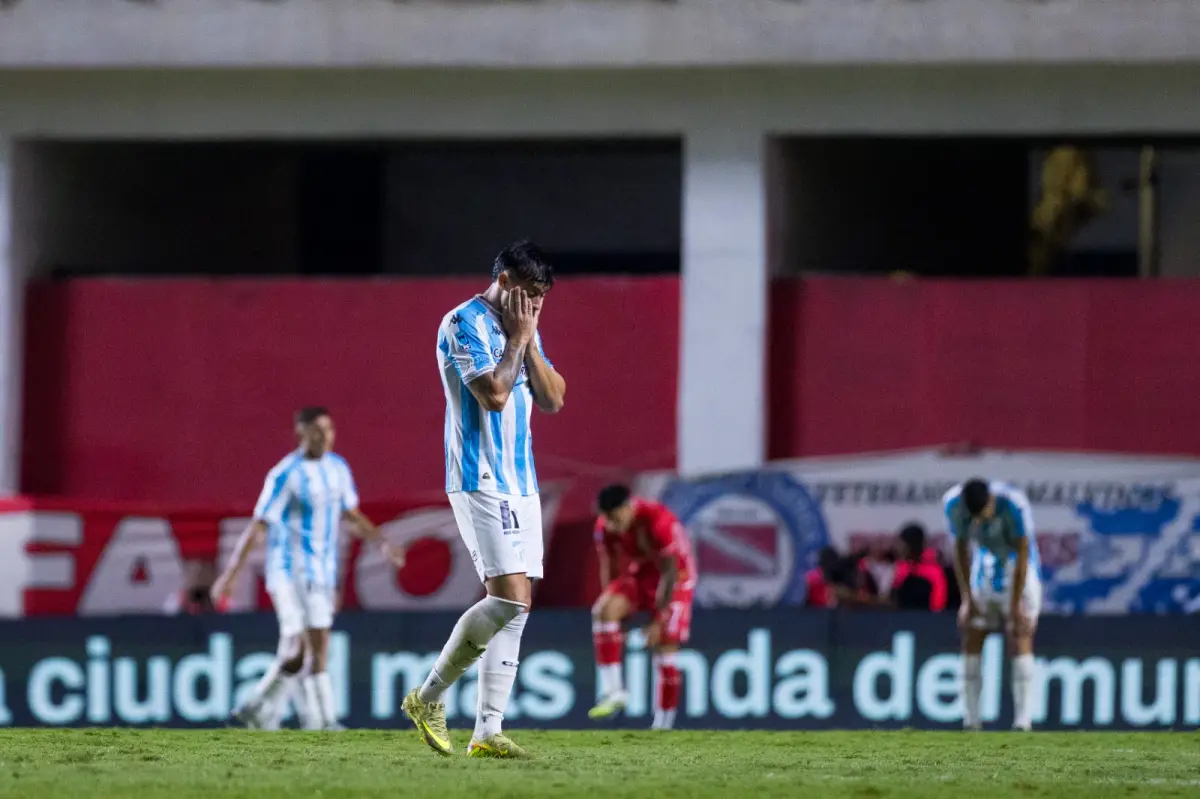 ¡QUÉ DOLOR! Ruiz Rodríguez deja le campo con una mezcla de impotencia y resignación. Atlético volvió a perder jugando lejos de Tucumán.