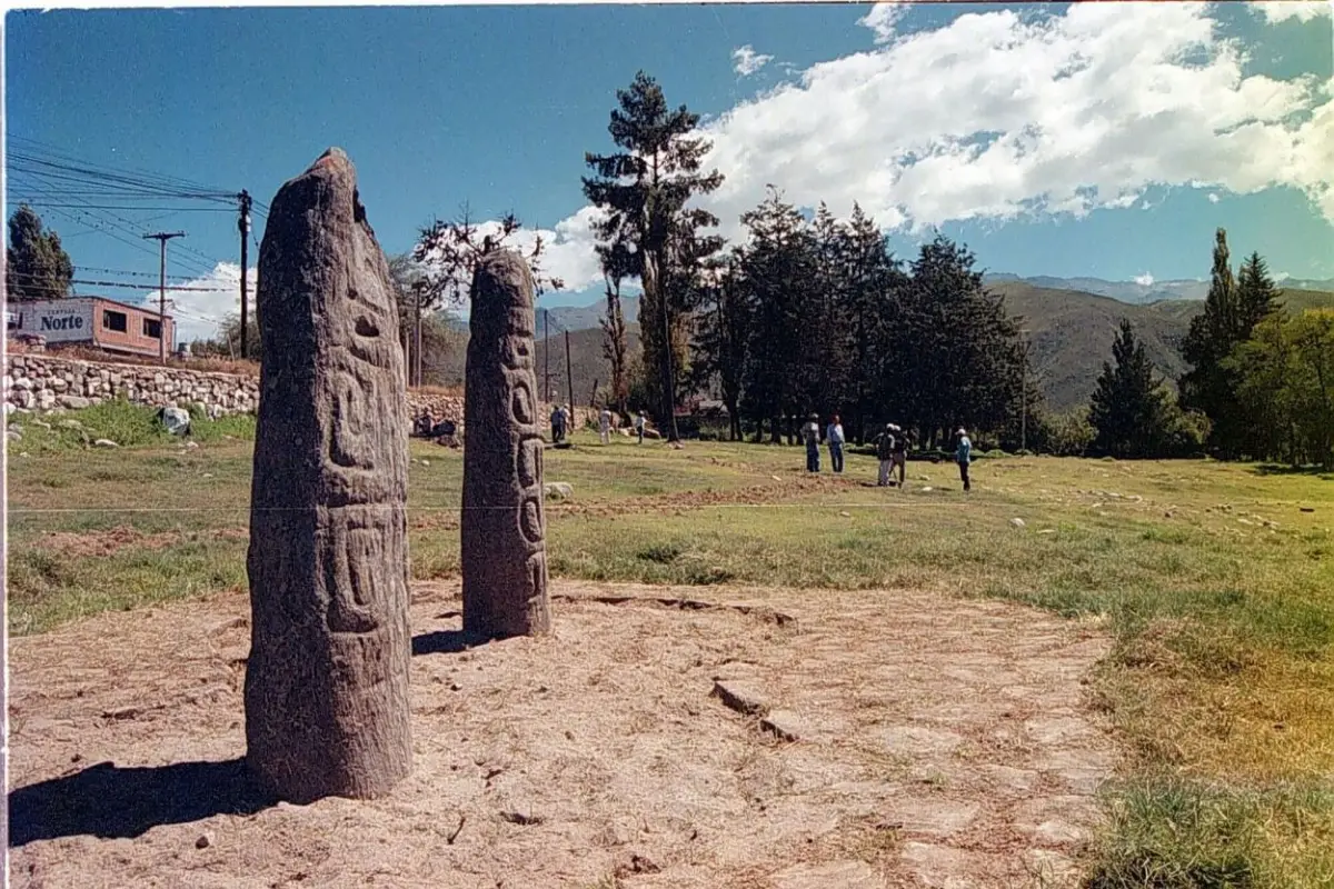 EN CASA. Aunque después de tanto movimiento se desconoce el origen de la mayoría de los menhires, en La Sala han quedado instalados definitivamente. Hay un museo para exhibirlos y estudiarlos. Foto de 2002.