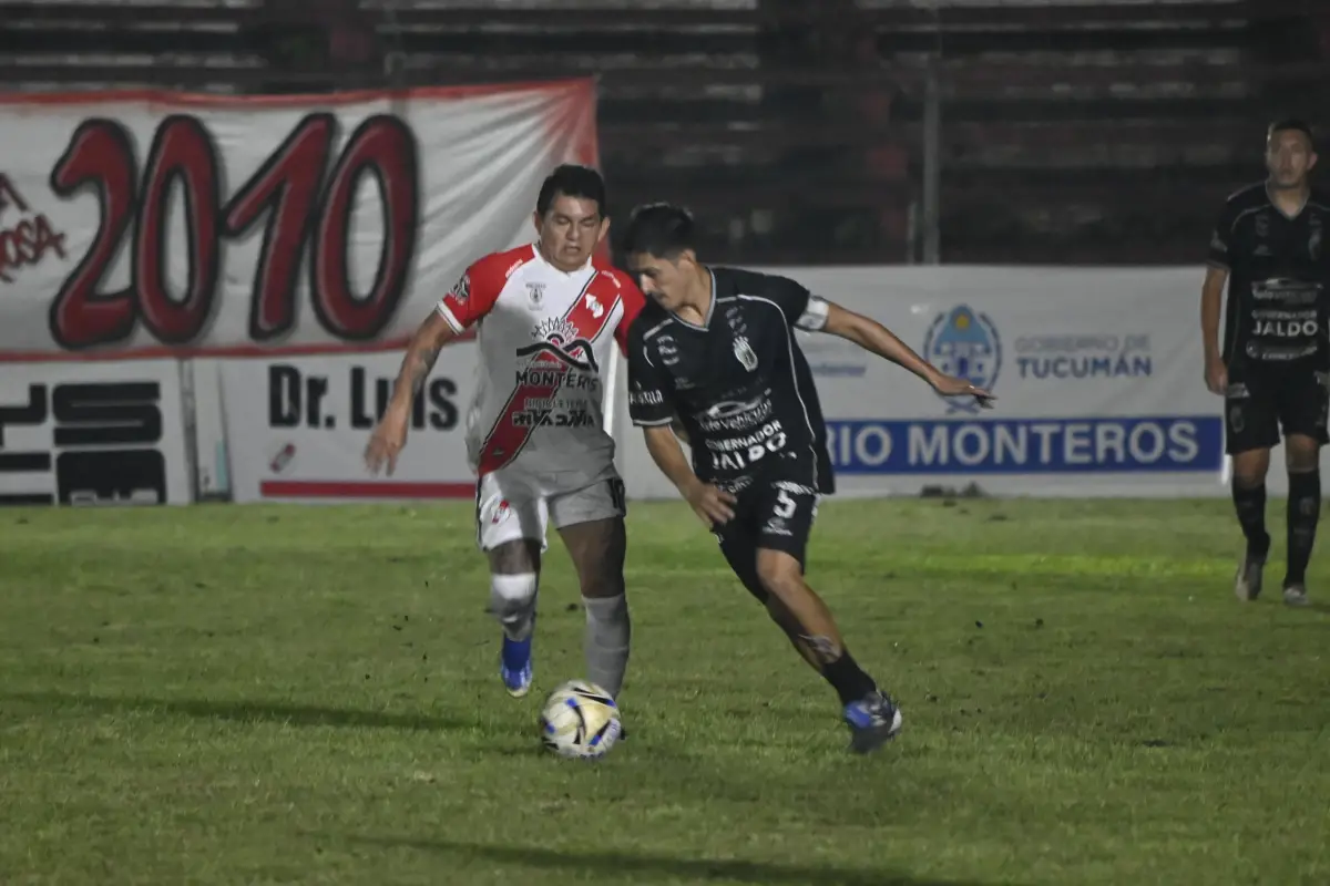 DUELO DE FIGURAS. Vitin Rodríguez conduce la pelota; el Pulga intenta frenarlo.