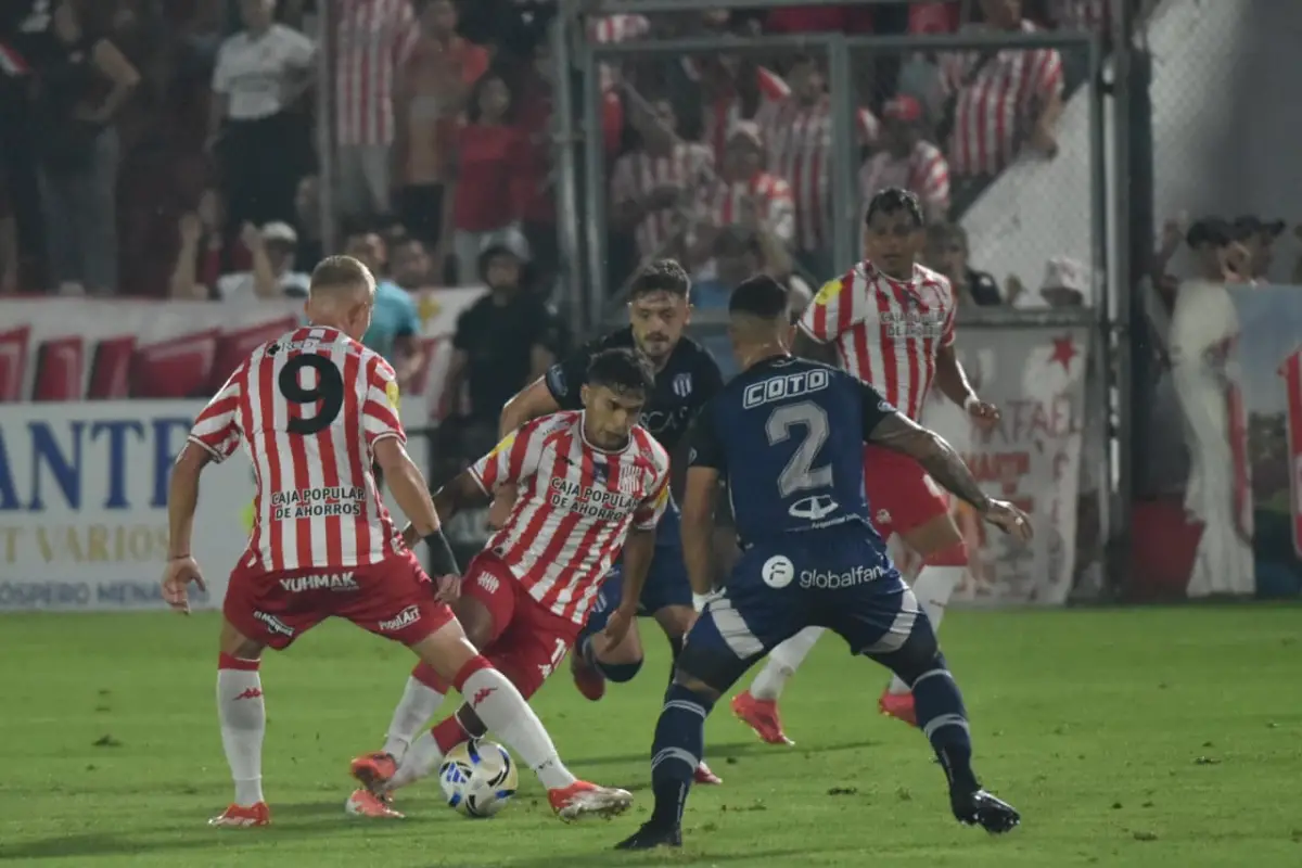 MOVEDIZO. Alan Cisnero buscó aportar lo suyo en ataque, pero fue reemplazado cuando el equipo más lo necesitaba.