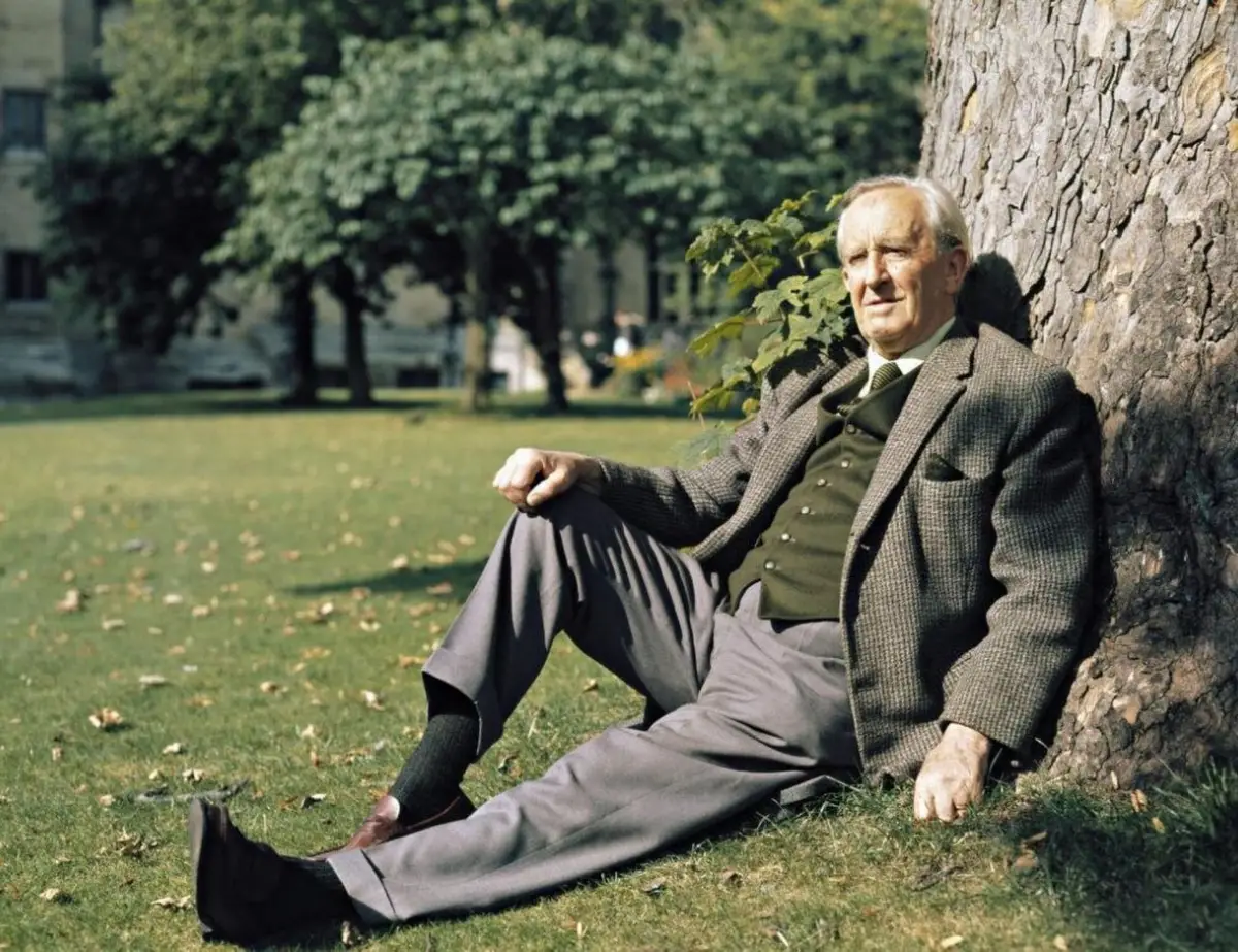 Una colección para encontrar los textos de Tolkien, atraerlos a todos y atarlos… en papel