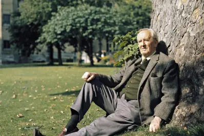 Una colección para encontrar los textos de Tolkien, atraerlos a todos y atarlos… en papel