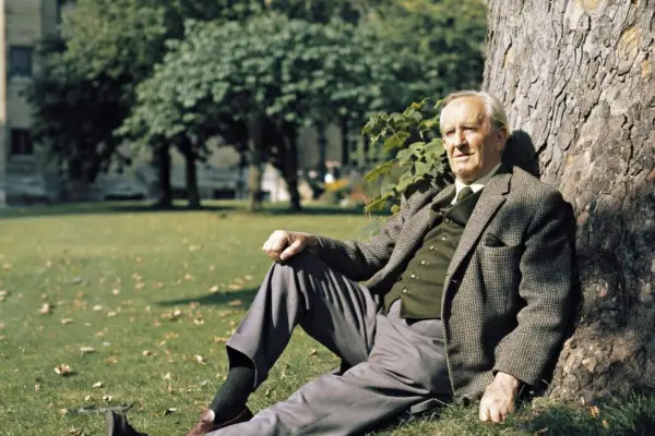 Una colección para encontrar los textos de Tolkien, atraerlos a todos y atarlos… en papel