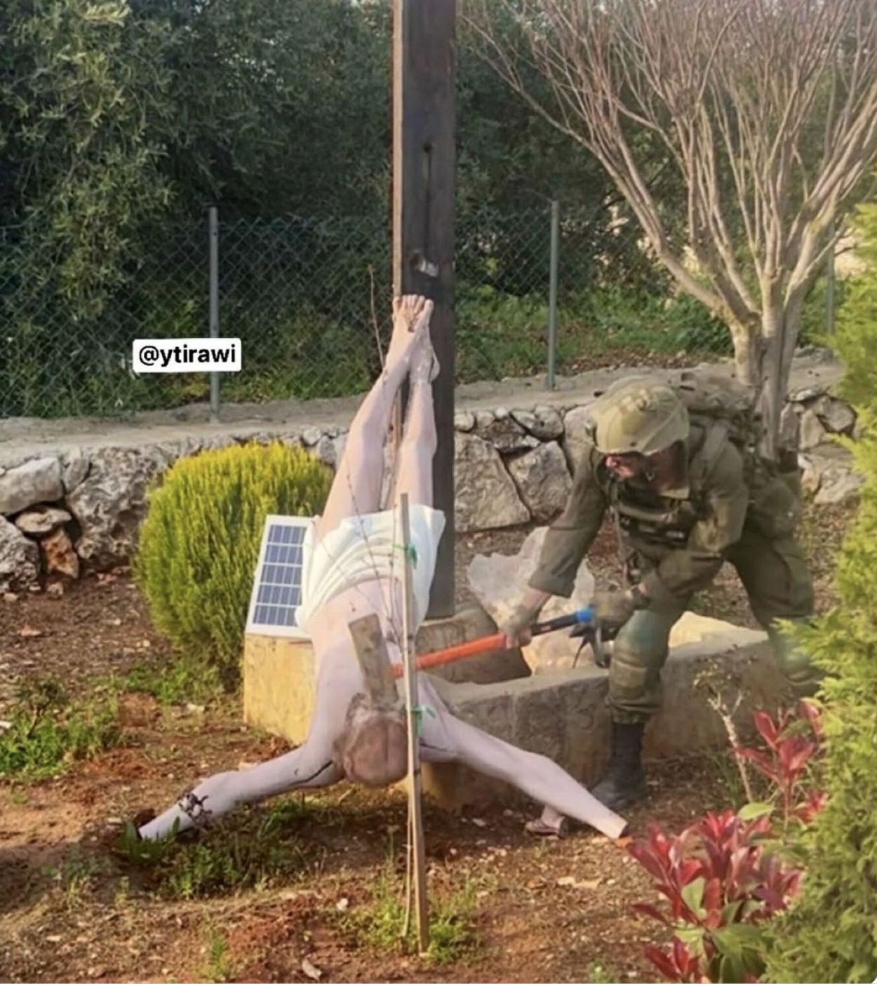 “FIABILIDAD”. El ejército israelí investiga la foto de un soldado rompiendo una imagen de Cristo, en Líbano.